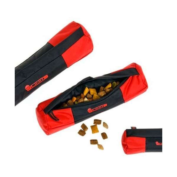 Die neuen Snack Dummys aus der Karlie Reihe NO LIMIT machen das Apportieren zum Kinderspiel! Hergestellt aus hochwertigem, stabilem Nylonmaterial und mit Original Teflon® beschichtet, sind diese Dummys nicht nur wasserabweisend, sondern auch leicht abwaschbar. Sie eignen sich perfekt zur positiven Erziehung und Ausbildung Ihres Hundes und motivieren ihn spielerisch. Füllen Sie die Dummys einfach mit Trockenfutter oder Snacks (nicht inklusive) und beobachten Sie, wie Ihr Hund mit Freude apportiert. Die auffällige Rot-Schwarz-Farbe und die handliche Größe von ca. 29 x 8 cm (Länge x Breite) machen diese Snack Dummys zu einem idealen Trainingshilfsmittel für jeden Hundebesitzer. Holen Sie sich jetzt diesen praktischen Begleiter für die Hundetraining!