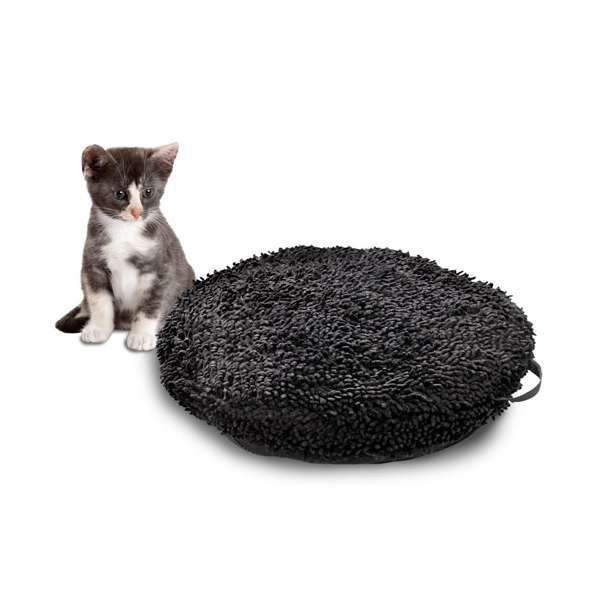 Entdecken Sie das hochwertige Komfortkissen für Katzen von Catmaxx, das speziell für den natürlichen Schlafbedarf Ihrer Katze entwickelt wurde. Dieses innovative Liegekissen bietet ein einzigartiges Nestbaugefühl, das es Ihrer Katze ermöglicht, das Kissen nach ihren Wünschen zu 'walken, kneten und formen'. Mit einem Durchmesser von ca. 45 cm und einem leichten Design ist es der perfekte Rückzugsort für Ihr Haustier. Der Bezug ist bei 30°C waschbar, was die Reinigung zum Kinderspiel macht, und der praktische Handgriff ermöglicht ein müheloses Anheben, beispielsweise beim Staubsaugen. Zusätzlich sorgt der Anti-Rutsch-Boden dafür, dass das Kissen an seinem Platz bleibt, während Ihre Katze sich entspannt. Gönnen Sie Ihrer Katze den besten Komfort und eine hohe Qualität mit diesem stilvollen, roten Komfortkissen!