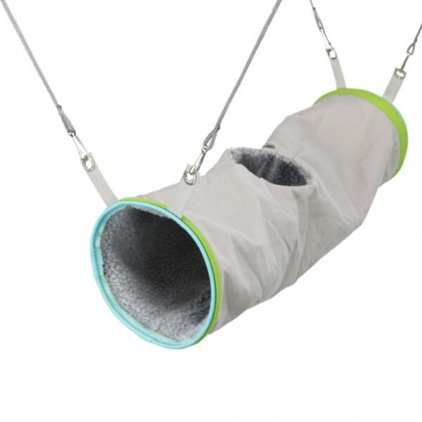 Entdecken Sie unser hochwertiges, zum Einhängen geeignetes Spielzeug in Baumwolle und Lammfell-Optik (Polyester) – ideal für Ihre kleinen Haustiere wie Frettchen und Ratten. Mit einem Durchmesser von ca. 14 cm und einer Länge von 45 cm bietet es genügend Platz zum Spielen und Entspannen. Die verschiedenen Farben werden je nach Lagerbestand ausgewählt, sodass jede Bestellung eine kleine Überraschung ist. Dieses Spielzeug ist nicht nur pflegeleicht, sondern kann auch einfach per Handwäsche gereinigt werden. Gönnen Sie Ihren Tieren ein sicheres und gemütliches Umfeld mit unserem praktischen und stilvollen Spielzeug!