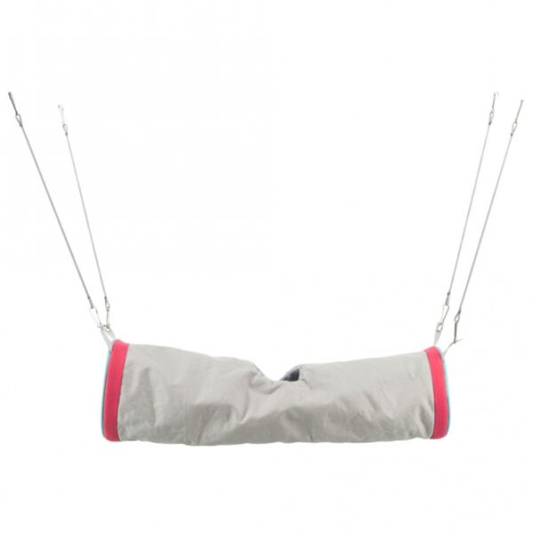 Entdecken Sie unser hochwertiges, zum Einhängen geeignetes Spielzeug in Baumwolle und Lammfell-Optik (Polyester) – ideal für Ihre kleinen Haustiere wie Frettchen und Ratten. Mit einem Durchmesser von ca. 14 cm und einer Länge von 45 cm bietet es genügend Platz zum Spielen und Entspannen. Die verschiedenen Farben werden je nach Lagerbestand ausgewählt, sodass jede Bestellung eine kleine Überraschung ist. Dieses Spielzeug ist nicht nur pflegeleicht, sondern kann auch einfach per Handwäsche gereinigt werden. Gönnen Sie Ihren Tieren ein sicheres und gemütliches Umfeld mit unserem praktischen und stilvollen Spielzeug!