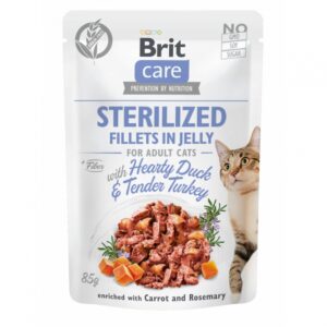 Entdecken Sie die Brit Care Cat Pouch mit sterilisierten Filets in Gelee, die Ihre Katze mit herzhaftem Ente- und zartem Putenfleisch verwöhnt. Dieses Superpremium-Nassfutter ist speziell für ausgewachsene, sterilisierte Katzen entwickelt und eignet sich hervorragend als Alleinfuttermittel oder als schmackhafte Ergänzung zum Trockenfutter. Die getreidefreie Rezeptur enthält beeindruckende 85% Fleischanteil, was für eine hohe Qualität und einen köstlichen Geschmack sorgt. Angereichert mit Karotten und Rosmarin fördert es zudem eine gesunde Verdauung. Darüber hinaus ist das Futter frei von GMO, Soja und Zuckerzusatz, sodass Sie sicher sein können, dass Ihre Katze nur das Beste erhält. Die Zusammensetzung umfasst 62% Huhn, 15% Leber, 4% Ente und 4% Pute, ergänzt durch Mineralien und natürliche Antioxidantien. Achten Sie darauf, immer frisches Wasser bereitzustellen und das Futter bei Raumtemperatur zu servieren, um die optimale Frische und den Geschmack zu gewährleisten. Nutzen Sie die Fütterungstabelle, um die richtige Menge für das Gewicht Ihrer Katze zu bestimmen – für ein gesundes und glückliches Leben!
