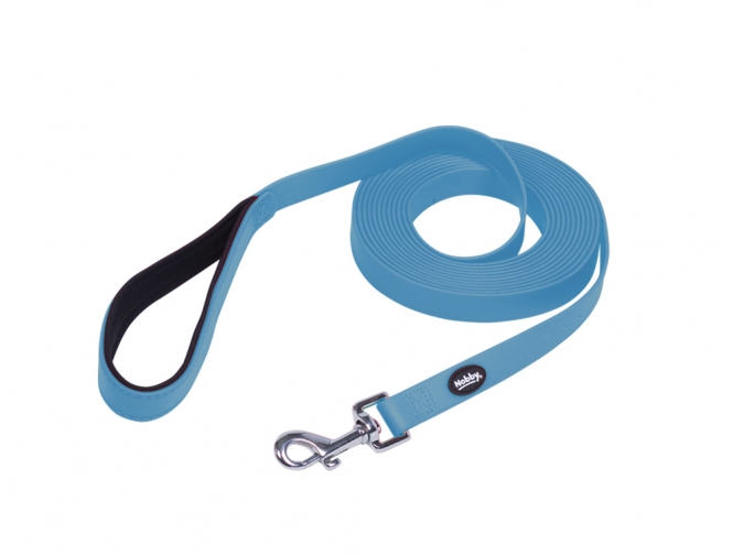 Die hochwertige Schleppleine für Hunde bietet Ihrem Vierbeiner optimale Bewegungsfreiheit bei gleichzeitigem Kontrolle. Ideal für unberechenbare Hunde, um Distanzen einzuhalten, eignet sich diese Leine perfekt für das Training und schnelles Eingreifen bei Verhaltenskorrekturen. Bei Spaziergängen im Gelände, wo Hunde angeleint bleiben müssen, ermöglicht sie viel Platz zum Erkunden. Die Linie "Cover" besticht durch ihre Witterungsbeständigkeit: Sie ist sowohl wasserfest als auch UV-beständig und behält dabei ihre Geschmeidigkeit. Dank der Neopren gepolsterten Handschlaufe und des strapazierfähigen Polyestergewebes mit PVC-Ummantelung ist diese Leine äußerst langlebig und belastbar. Mit einer Länge von 5 Metern und einer Breite von 20 mm bietet sie optimalen Tragekomfort und einen stufenlos verstellbaren Bauchgurt. Vertrauen Sie auf diese sichere und robuste Schleppleine für unbeschwerte Abenteuer mit Ihrem Hund!