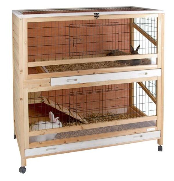 Entdecken Sie unseren **2-stöckigen Kleintierkäfig für den Innenbereich**, der ideal für Ihre kleinen Haustiere ist. Dieser hochwertige Käfig aus **Massivholz mit Holzschutzlasur** bietet nicht nur ein sicheres Zuhause, sondern auch eine ansprechende Optik. Die **erhöhten Umrandungen** verhindern das Herausfallen von Einstreu, während das **Plexiglas** für ausreichend Licht und eine klare Sicht auf Ihre Tiere sorgt. Mit der praktischen **Absperrmöglichkeit zwischen den Stockwerken** und einer **6 cm hohen Kunststoffwanne**, die sich leicht herausziehen lässt, wird die Reinigung zum Kinderspiel. Die **Rollfüße mit Fixierung** ermöglichen ein einfaches Verschieben des Käfigs, und das aufklappbare Dach mit Fixierung sorgt für zusätzlichen Komfort. Der Käfig wird zerlegt geliefert, ist einfach zu montieren und wird mit einer detaillierten Aufbauanleitung geliefert. Maße: **115 x 60 x 118 cm (L x B x H)** – der perfekte Käfig für Ihre kleinen Freunde!