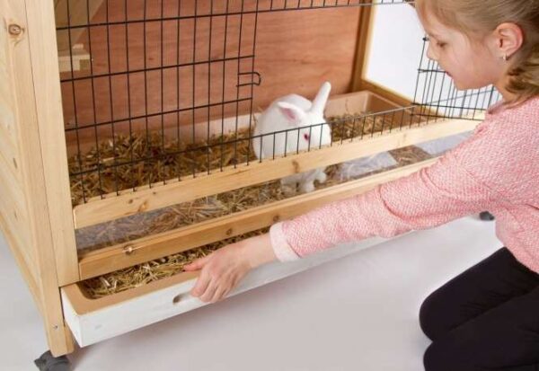 Entdecken Sie unseren **2-stöckigen Kleintierkäfig für den Innenbereich**, der ideal für Ihre kleinen Haustiere ist. Dieser hochwertige Käfig aus **Massivholz mit Holzschutzlasur** bietet nicht nur ein sicheres Zuhause, sondern auch eine ansprechende Optik. Die **erhöhten Umrandungen** verhindern das Herausfallen von Einstreu, während das **Plexiglas** für ausreichend Licht und eine klare Sicht auf Ihre Tiere sorgt. Mit der praktischen **Absperrmöglichkeit zwischen den Stockwerken** und einer **6 cm hohen Kunststoffwanne**, die sich leicht herausziehen lässt, wird die Reinigung zum Kinderspiel. Die **Rollfüße mit Fixierung** ermöglichen ein einfaches Verschieben des Käfigs, und das aufklappbare Dach mit Fixierung sorgt für zusätzlichen Komfort. Der Käfig wird zerlegt geliefert, ist einfach zu montieren und wird mit einer detaillierten Aufbauanleitung geliefert. Maße: **115 x 60 x 118 cm (L x B x H)** – der perfekte Käfig für Ihre kleinen Freunde!