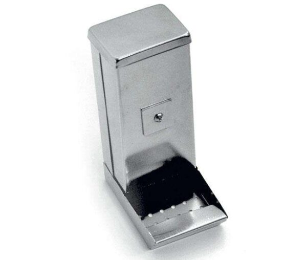 Dieser hochwertige Käfig für kleine Nager wie Hamster und Mäuse ist aus langlebigem verchromtem Metall gefertigt und bietet eine sichere Umgebung für Ihre Haustiere. Mit kompakten Maßen von ca. 15 x 6,8 x 11 cm (HxBxT) passt er ideal in jedes Zuhause. Die praktische Befestigungsmöglichkeit mit einer kleinen Metallschelle sorgt dafür, dass der Käfig stabil und sicher angebracht werden kann. Investieren Sie in diesen funktionalen und stylishen Käfig, der sowohl hohe Qualität als auch ein gutes Preis-Leistungs-Verhältnis bietet – perfekt für alle Tierliebhaber!