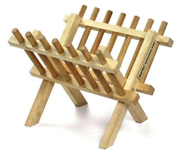 Entdecken Sie unsere hochwertige Heuraufe aus Echtholz, die mit den idealen Maßen von 23 x 19 x 22 cm perfekt für Ihre Tiere geeignet ist. Diese robuste und langlebige Heuraufe bietet nicht nur eine praktische Fütterungslösung, sondern sorgt auch für eine gesunde und artgerechte Ernährung Ihrer Haustiere. Hergestellt aus echtem Holz, vereint sie hohe Qualität mit natürlichem Design. Ideal für Pferde, Kaninchen und andere Kleintiere – die Heuraufe ist ein Must-Have für jeden Tierliebhaber, der Wert auf Funktionalität und Ästhetik legt. Günstig im Preis und einfach zu reinigen, ist sie der perfekte Begleiter für Ihr Tierwohl.