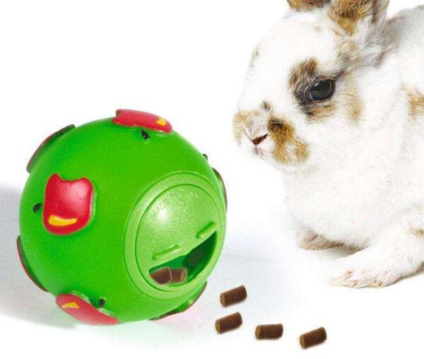 Der Nager-Snackball YUMMI BALL ist das perfekte Spielzeug für Ihren kleinen Liebling! Dieser hochwertige Snackball kann ganz einfach mit leckeren Snacks befüllt werden. Dank der praktischen, größenverstellbaren Öffnung fallen die Leckerlis heraus, während Ihr Tier spielt, was für zusätzlichen Spaß sorgt. Sie haben die Kontrolle über die Snackgröße und den Schwierigkeitsgrad, sodass Sie das Spiel ganz individuell anpassen können. Mit einem Durchmesser von 7,5 cm ist der YUMMI BALL ideal für Nagetiere aller Größen. Investieren Sie in das Wohlbefinden Ihres Haustiers und bieten Sie ihm stundenlangen Spielspaß mit diesem vielseitigen Snackball!