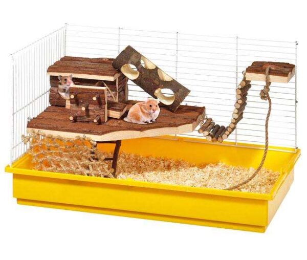 Entdecken Sie den perfekten Abenteuerspielplatz für Ihre kleinen Haustiere wie Hamster, Mäuse und Gerbils! Dieser hochwertige Spielplatz aus echtem Holz bietet zahlreiche Spielmöglichkeiten, darunter eine Kletterwand, ein Kletterseil, ein Kletternetz, eine Hängebrücke, Tunnel, eine Schaukel und eine Leiter. Mit einer praktischen Universalbefestigung für Gitterstäbe ist er einfach zu installieren und sorgt für stundenlangen Spielspaß. Die kompakten Maße von 30 x 19,5 x 10,5 cm machen ihn ideal für jeden Käfig. Bitte beachten Sie, dass der abgebildete Käfig nicht im Lieferumfang enthalten ist und nur zur Veranschaulichung dient. Schaffen Sie eine aufregende und sichere Umgebung für Ihr Haustier – der beste Spielplatz für glückliche und aktive Tiere!