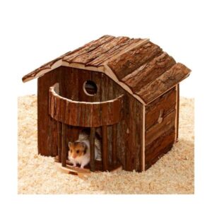 Entdecken Sie das hochwertige Spiel- und Schlafhaus Chalet aus Naturmaterialien, das speziell für Kleinnager wie Hamster und Mäuse konzipiert wurde. Mit zwei Etagen bietet es zahlreiche Möglichkeiten zum Spielen, Zurückziehen und Ausruhen. Das abnehmbare Dach auf einer Seite ermöglicht einen einfachen Zugang, während die untere Etage ohne Bodenplatte die Reinigung enorm erleichtert und einen optimalen Zugriff auf Ihr Tier gewährleistet. Die extra breiten Öffnungen sorgen für eine hervorragende Luftzirkulation und machen das Chalet zu einem komfortablen Rückzugsort. Mit Außenmaßen von ca. 29 x 26 x 24 cm (BxTxH) ist dieses Spielhaus die ideale Wahl für Ihre kleinen Freunde, die ein sicheres und ansprechendes Zuhause verdienen.