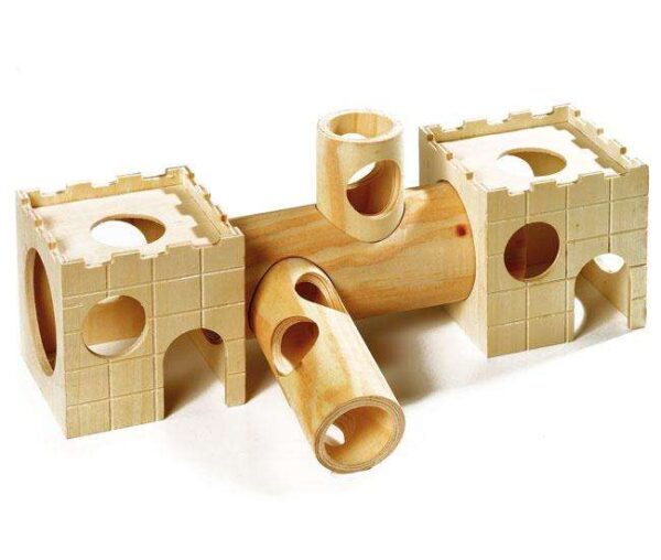 Entdecken Sie unser fantastisches Tunnelsystem für Hamster, das in Form einer bezaubernden Ritterburg gestaltet ist. Hergestellt aus hochwertigem Echtholz, bietet dieses Spielzeug nicht nur einen sicheren Rückzugsort, sondern fördert auch die natürliche Neugier Ihres kleinen Freundes. Mit den kompakten Maßen von 36 x 19 x 12 cm passt es ideal in jeden Käfig und sorgt für stundenlangen Spielspaß. Investieren Sie in die Gesundheit und das Wohlbefinden Ihres Hamsters mit diesem einzigartigen, langlebigen Tunnelsystem – das perfekte Geschenk für jeden Tierliebhaber!