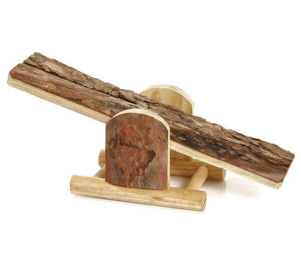 Diese hochwertige Wippe aus Naturholz ist das perfekte Spielzeug für Hamster und andere kleine Nager. Mit einer Größe von ca. 22 x 8 x 7 cm bietet sie nicht nur viel Spaß, sondern fördert auch die Beweglichkeit und das Wohlbefinden Ihrer Haustiere. Das robuste Naturholz sorgt für eine hohe Qualität und Langlebigkeit, während die ansprechende Gestaltung das Gehege Ihrer Tiere bereichert. Günstig und sicher – diese Wippe ist ein Muss für jeden Nagerliebhaber, der seinen kleinen Freunden eine abwechslungsreiche Umgebung bieten möchte.
