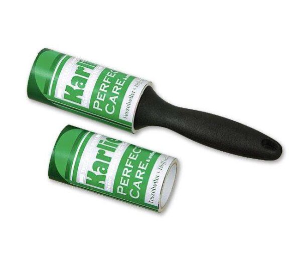 Der **Pick Up-Fusselroller mit Ersatzrolle** aus der **Karlie Perfect Care Pflegeserie** ist der ideale Begleiter für eine gründliche und einfache Reinigung von Kleidung, Möbeln und Teppichen. Mit seiner hochwertigen Verarbeitung und der praktischen Ersatzrolle sorgt dieser Fusselroller für eine effektive Entfernung von Fusseln, Haaren und Staub. Dank seines kompakten Designs ist er leicht zu handhaben und passt in jede Tasche, sodass Sie ihn überallhin mitnehmen können. Erleben Sie die Vorteile eines **günstigen** und **hochwertigen** Reinigungswerkzeugs, das Ihnen hilft, Ihre Wohnräume stets sauber und ordentlich zu halten. Perfekt für Tierbesitzer und alle, die Wert auf ein gepflegtes Zuhause legen!