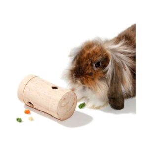 Bieten Sie Ihrem Nager mit dieser hochwertigen Snack Roll nicht nur Abwechslung, sondern auch stundenlangen Spielspaß! Diese attraktive Holzrolle kann ganz einfach mit leckeren Snacks befüllt werden und rollt bei Berührung sanft hin und her, sodass die Snacks spielerisch herausfallen. Die Snack Roll besteht aus robustem Echtholz und hat keine scharfen Kanten, wodurch Ihr kleiner Liebling sicher spielen kann. Mit kompakten Maßen von ca. 6 x 10,5 cm (Durchmesser x Länge) ist dieses Spielzeug ideal für kleine Nager. Fördern Sie das natürliche Spielverhalten Ihres Haustiers und sorgen Sie für eine gesunde Beschäftigung – die perfekte Ergänzung für jedes Nager-Zuhause!