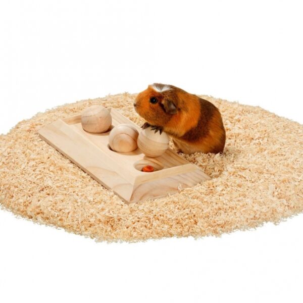 Entdecken Sie unser hochwertiges Intelligenzspielzeug für Kleintiere – das perfekte Futterboard mit Holzkugeln! Dieses innovative Spielzeug ermöglicht es Ihrem Tier, auf spielerische Weise sein Futter zu erarbeiten und sorgt für stundenlange Beschäftigung in jeder Jahreszeit. Einfach Gemüse, Snacks oder Obst in die praktischen Vertiefungen legen und schon kann der Spaß beginnen. Ihr Tier kann mit Nase und Pfote spielen, um die Leckereien zu erreichen. Je mehr Futter Sie hineingeben, desto leichter lässt sich die Kugel wegstupsen, während weniger Futter die Herausforderung erhöht. Mit den kompakten Maßen von ca. 30 x 15 x 6 cm (LxBxH) ist dieses Spielzeug ideal für kleine Haustiere und fördert ihre geistige und körperliche Aktivität. Machen Sie das Füttern zu einem spannenden Abenteuer für Ihr Tier!