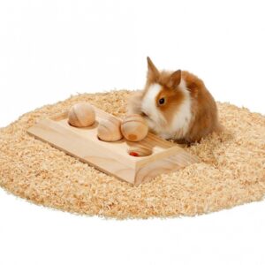 Entdecken Sie unser hochwertiges Intelligenzspielzeug für Kleintiere – das perfekte Futterboard mit Holzkugeln! Dieses innovative Spielzeug ermöglicht es Ihrem Tier, auf spielerische Weise sein Futter zu erarbeiten und sorgt für stundenlange Beschäftigung in jeder Jahreszeit. Einfach Gemüse, Snacks oder Obst in die praktischen Vertiefungen legen und schon kann der Spaß beginnen. Ihr Tier kann mit Nase und Pfote spielen, um die Leckereien zu erreichen. Je mehr Futter Sie hineingeben, desto leichter lässt sich die Kugel wegstupsen, während weniger Futter die Herausforderung erhöht. Mit den kompakten Maßen von ca. 30 x 15 x 6 cm (LxBxH) ist dieses Spielzeug ideal für kleine Haustiere und fördert ihre geistige und körperliche Aktivität. Machen Sie das Füttern zu einem spannenden Abenteuer für Ihr Tier!