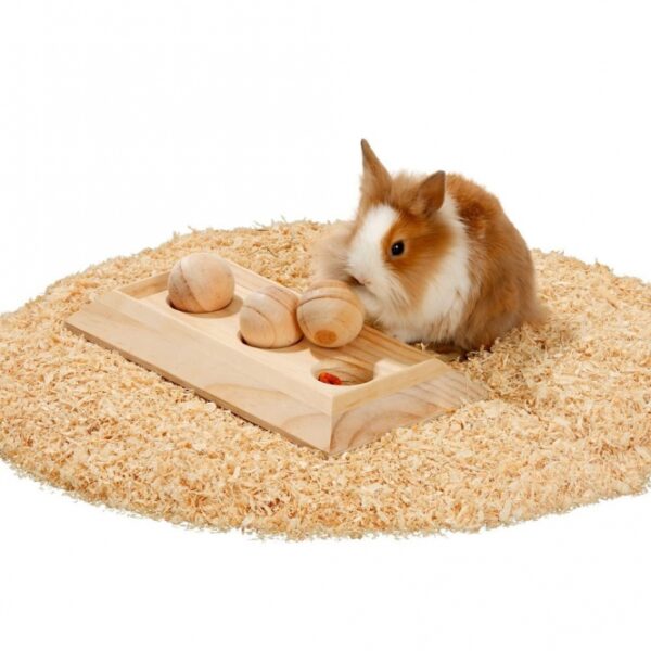 Entdecken Sie unser hochwertiges Intelligenzspielzeug für Kleintiere – das perfekte Futterboard mit Holzkugeln! Dieses innovative Spielzeug ermöglicht es Ihrem Tier, auf spielerische Weise sein Futter zu erarbeiten und sorgt für stundenlange Beschäftigung in jeder Jahreszeit. Einfach Gemüse, Snacks oder Obst in die praktischen Vertiefungen legen und schon kann der Spaß beginnen. Ihr Tier kann mit Nase und Pfote spielen, um die Leckereien zu erreichen. Je mehr Futter Sie hineingeben, desto leichter lässt sich die Kugel wegstupsen, während weniger Futter die Herausforderung erhöht. Mit den kompakten Maßen von ca. 30 x 15 x 6 cm (LxBxH) ist dieses Spielzeug ideal für kleine Haustiere und fördert ihre geistige und körperliche Aktivität. Machen Sie das Füttern zu einem spannenden Abenteuer für Ihr Tier!