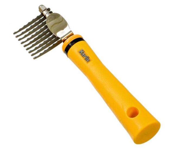 Dieser hochwertige Entfilzer aus der Karlie Perfect Care Pflegeserie ist speziell für Streicheltiere mit langem und krausem Fell entwickelt. Mit einer praktischen Größe von 16 cm ermöglicht er eine mühelose Pflege und Entfernung von Verfilzungen, was für das Wohlbefinden Ihres Haustieres entscheidend ist. Der Entfilzer überzeugt durch seine hohe Qualität und Benutzerfreundlichkeit, sodass Sie das Fell Ihres geliebten Tieres schonend und effektiv entwirren können. Investieren Sie in die beste Pflege für Ihr Haustier und sorgen Sie für ein gesundes und glänzendes Fell, das zum Streicheln einlädt!