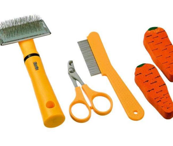 Entdecken Sie das 5-teilige Pflegeset für Kleintiere aus der beliebten Karlie Perfect Care Pflegeserie, ideal für die Pflege von langem und kurzem Fell. Dieses hochwertige Pflegeset enthält eine sanfte Softzupfbürste, eine präzise Krallenschere, einen effektiven Staub- und Flohkamm sowie zwei knabberfreundliche Hölzer in lustiger Karottenform. Perfekt für die regelmäßige Fellpflege und Hygiene Ihres kleinen Lieblings, sorgt dieses Set für ein glänzendes Fell und gesunde Krallen. Investieren Sie in die beste Pflege für Ihr Haustier mit diesem praktischen und günstigen Pflegeset, das sowohl für Anfänger als auch für erfahrene Tierbesitzer geeignet ist.