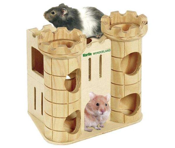 Entdecken Sie die Karlie Wonderland Spielburg Robin, das ideale Spielzeug für kleine Nager wie Hamster und Mäuse. Hergestellt aus hochwertigem Echtholz, bietet diese Spielburg nicht nur eine sichere Umgebung, sondern auch viel Spaß und Abwechslung für Ihre Haustiere. Mit den kompakten Abmessungen von 16 x 11 x 15 cm und Eingängen mit einem Durchmesser von ca. 3,3 - 3,5 cm ist sie perfekt für kleine Nager geeignet. Schaffen Sie ein aufregendes Zuhause für Ihre Lieblinge und fördern Sie deren natürliche Spiel- und Erkundungstriebe mit dieser robusten und attraktiven Spielburg. Gönnen Sie Ihren kleinen Freunden das Beste – die Karlie Wonderland Spielburg Robin!
