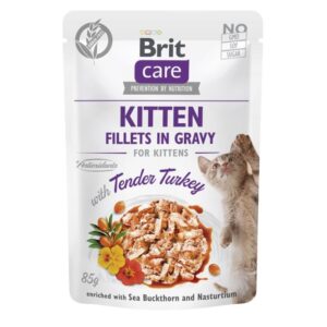 Entdecken Sie das Brit Care Cat Pouch Kitten Fillets in Gravy mit zartem Truthahn – ein hochwertiges Superpremium-Nassfutter, das speziell für Kätzchen entwickelt wurde. Diese schmackhaften Filets in Soße sind nicht nur eine köstliche Hauptmahlzeit, sondern auch eine ideale Ergänzung zum Trockenfutter, um Abwechslung und Geschmack in die Ernährung Ihrer Katze zu bringen. Angereichert mit wertvollem Sanddorn und Kapuzinerkresse, unterstützt dieses Futter aktiv die Gesundheit Ihrer Katze, indem es Erkrankungen der Harnwege vorbeugt und die Verdauung fördert. Die getreidefreie Rezeptur mit 85% Fleischanteil (62% Huhn, 15% Leber, 8% Pute) sorgt für eine optimale Nährstoffaufnahme und ein glänzendes Fell. Natürliche Antioxidantien wie Rosmarin-Extrakt tragen zusätzlich zur Stärkung des Immunsystems bei. Verwöhnen Sie Ihre Katze mit diesem köstlichen Futter, das nicht nur gut schmeckt, sondern auch die Gesundheit unterstützt! Die Fütterungsempfehlungen sind einfach zu befolgen und garantieren eine ausgewogene Ernährung für Kätzchen in verschiedenen Altersstufen.