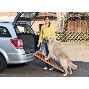 Entdecken Sie die praktische und extra breite Auto-Anlegerampe für Hunde, die speziell für Welpen, große Rassen, Seniorenhunde und Hunde in der Rekonvaleszenz entwickelt wurde. Diese hochwertige Hundrampe hilft, Hüfte und Gelenke zu schonen und ermöglicht einen bequemen Ein- und Ausstieg aus dem Auto. Mit einer Belastbarkeit von bis zu 50 kg bietet die stabile Holzrampe eine sichere Lösung für Ihren vierbeinigen Freund. Die Anti-Rutsch Trittfläche sorgt für zusätzlichen Halt, während die Rampe platzsparend zusammengelegt werden kann. Dank der einfachen Handhabung ist keine Montage nötig – einfach an die Stoßstange anlegen und schon kann es losgehen! Die Rampe hat eine Länge von ca. 120 cm und eine Breite von ca. 40 cm, bei einem Eigengewicht von nur ca. 5 kg.