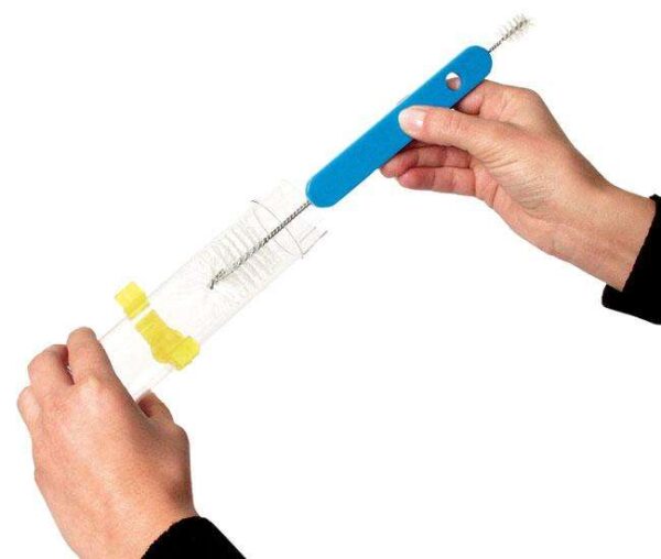 Diese praktische Reinigungsbürste mit einem schmalen und breiten Bürstenkopf ist ideal für die gründliche Reinigung von Näpfen sowie Futter- und Wasserspendern. Mit einer Größe von 25 cm ermöglicht sie eine einfache Handhabung und erreicht auch schwer zugängliche Stellen mühelos. Die Reinigungsbürste ist in verschiedenen Farben erhältlich, wobei die genaue Farbe je nach Lagerbestand ausgewählt wird. Dank ihrer hohen Qualität und Benutzerfreundlichkeit ist sie der perfekte Helfer für Tierbesitzer, die Wert auf Sauberkeit und Hygiene legen. Holen Sie sich diese günstige Reinigungsbürste und sorgen Sie für ein sauberes Zuhause für Ihre Haustiere!