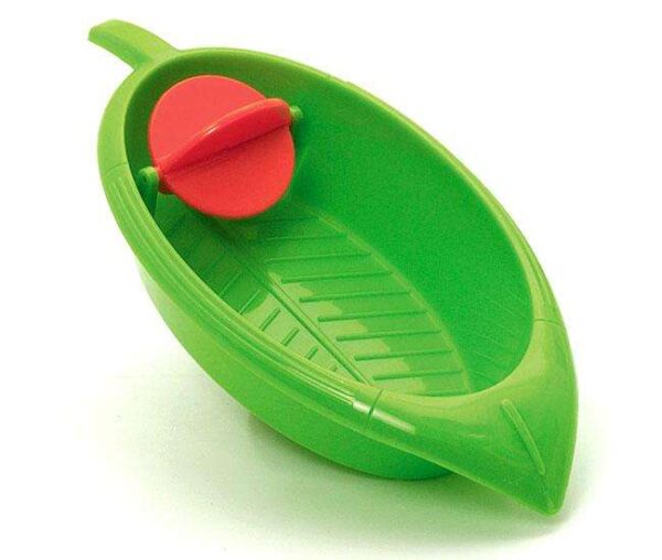 Diese hochwertige Kunststoffbadewanne für Vögel im lustigen 'Blatt-Design' ist der perfekte Ort für Ihre gefiederten Freunde, um sich zu entspannen und zu baden. Mit einer Größe von ca. 19 cm bietet sie ausreichend Platz für kleine Vögel, während das ansprechende Design nicht nur funktional, sondern auch dekorativ ist. Diese Badewanne ist ideal für Vogelhalter, die Wert auf hohe Qualität und ansprechendes Design legen. Gönnen Sie Ihren Vögeln das beste Badeerlebnis mit dieser praktischen und günstigen Lösung für die Vogelpflege!
