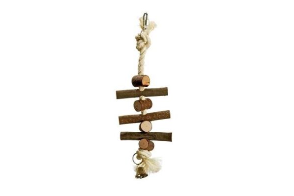 Dieses hochwertige Spielzeug aus Sisal und Natorholz ist perfekt für Papageien und Nymphensittiche. Mit einem praktischen Haken lässt sich das Spielzeug einfach am Käfiggitter befestigen, während die integrierten Glöckchen für zusätzlichen Spielspaß sorgen. Mit einer Länge von ca. 29 cm bietet es ausreichend Platz zum Klettern und Spielen. Fördern Sie die Gesundheit und das Wohlbefinden Ihrer Vögel mit diesem langlebigen und attraktiven Spielzeug – ideal für aktive und neugierige Tiere!