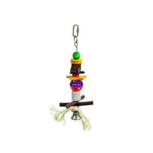 Entdecken Sie unser hochwertiges Vogelspielzeug, das aus einem durchdachten Materialmix aus Naturholz, Lavastein und weicher Baumwolle besteht. Mit einer Größe von ca. 27 cm bietet dieses Spielzeug nicht nur eine sichere und artgerechte Beschäftigung für Ihren Vogel, sondern auch einen unterhaltsamen Klang durch die integrierten Glöckchen. Ideal für kleine und große Vögel, fördert es die geistige und körperliche Aktivität Ihrer gefiederten Freunde. Bitte beachten Sie, dass die Farben vom Bild abweichen können, da die Auswahl je nach Lagerbestand erfolgt. Schenken Sie Ihrem Vogel Freude und Abwechslung mit diesem tollen Spielzeug!