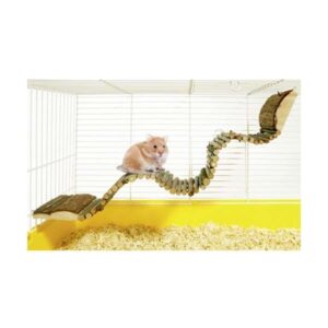 Entdecken Sie die flexible Hamsterleiter, die sich ideal zum Einhängen in jeden Käfig eignet. Diese hochwertige Leiter lässt sich ganz einfach in die gewünschte Form biegen und mühelos ins Käfiggitter hängen. Dank der geschlossenen Sprossen bietet sie Ihrem kleinen Freund ein sicheres Auf- und Abklettern, wodurch sie perfekt für aktive Hamster ist. Mit einer Größe von ca. 53 x 7 cm (Länge x Breite) passt sie in die meisten Käfige und sorgt für abwechslungsreiche Spielmöglichkeiten. Gönnen Sie Ihrem Haustier diese praktische und günstige Hamsterleiter, um seine Bewegungsfreiheit und Lebensqualität zu steigern!