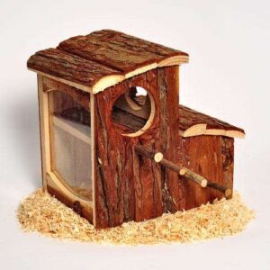 Das Spiel- und Schlafhaus Mixy aus hochwertigem Naturmaterial ist die ideale Lösung für den natürlichen Nagetrieb Ihres Nagers. Dieses durchdachte Nagerhaus bietet zwei Etagen mit großzügigen Öffnungen, die es Ihrem Hamster ermöglichen, selbst mit gefüllten Backentaschen bequem zu laufen. Die seitlich anbringbare Sprossenleiter führt in das obere Stockwerk, während eine transparente Plexiglasscheibe an der Rückwand Ihnen die Möglichkeit gibt, Ihren kleinen Freund jederzeit zu beobachten. Mit den kompakten Gesamtmaßen von 21 x 17,5 x 20,5 cm (BxTxH) fügt sich das Spiel- und Schlafhaus perfekt in jedes Zuhause ein. Investieren Sie in das beste Spiel- und Schlafhaus für Ihren Hamster und sorgen Sie für stundenlangen Spaß und Komfort!