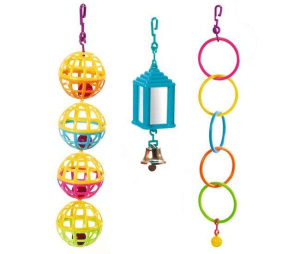 Entdecken Sie unser vielseitiges Spielset, das aus einer bunten Ballkette, einer schimmernden Laterne mit Spiegeln und Glöckchen sowie einer spannenden Kette aus Ringen besteht. Dieses hochwertige Spielzeug fördert die motorischen Fähigkeiten und die Neugier Ihres Haustiers, während es gleichzeitig für stundenlangen Spaß sorgt. Bitte beachten Sie, dass die Farben von der Abbildung abweichen können. Der Verein der Wellensittich-Freunde Deutschland e.V. empfiehlt, sich vor dem Kauf über mögliche Alternativen zu informieren. Besuchen Sie hierfür die Webseite www.vwfd.de.