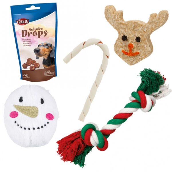 Machen Sie Ihrem Hund zu Weihnachten eine ganz besondere Freude mit der einzigartigen Geschenkbox von Trixie! Diese weihnachtlich gestaltete Box ist das ideale Weihnachtsgeschenk für Hunde und enthält vier hochwertige Geschenke, die zum Knabbern und Spielen einladen. Überraschen Sie Ihren Vierbeiner mit einem robusten Spieltau aus Baumwolle (20 cm), einem kuscheligen Schneeball aus Plüsch (ø 10 cm), einer leckeren Packung Schoko-Drops (75 g) und zwei köstlichen Kaustangen (12 cm, 12 g). Diese Geschenkbox sorgt nicht nur für Freude, sondern fördert auch die Beschäftigung und das Wohlbefinden Ihres Hundes. Verschenken Sie Spaß und Qualität – das perfekte Geschenk für jeden Hundebesitzer!