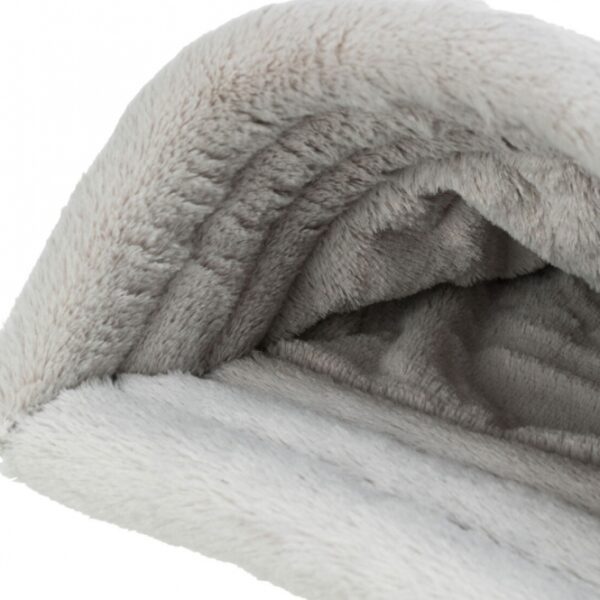 Dieser stilvolle und bequeme Plüschsitz bietet Ihnen ein unvergleichliches Sitzerlebnis. Mit seiner Samt-Haptik und dem hochwertigen Polyester-Bezug ist er nicht nur ein echter Hingucker in Ihrem Wohnraum, sondern auch besonders pflegeleicht. Der Boden ist mit einer Polyestervlies-Füllung ausgestattet, die für optimalen Komfort sorgt, während der verstärkte Rand in Bogenform mit Schaumstoff-Füllung zusätzliche Stabilität bietet. Dieser vielseitige Sitz hat die idealen Maße von ca. 34 × 20 × 45 cm und ist in einem modernen grün/grau gehalten, was ihn perfekt für jede Einrichtung macht. Zudem lässt er sich einfach per Handwäsche reinigen, sodass Sie lange Freude an diesem hochwertigen Möbelstück haben. Entscheiden Sie sich für Qualität und Stil – ideal für Ihr Zuhause!
