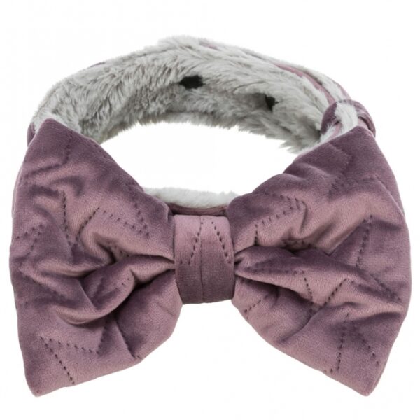 Entdecken Sie unser hochwertiges Halsband in Samt-Optik, das aus weichem Plüsch (Polyester) gefertigt ist und Ihrem Haustier einen stilvollen Look verleiht. Mit drei praktischen Druckknöpfen lässt sich das Halsband einfach anpassen und sorgt für optimalen Tragekomfort. Die ansprechende Farbe Flieder bringt frischen Wind in die Garderobe Ihres Vierbeiners. Dieses Halsband ist ideal für Hunde mit einem Halsumfang von 30 bis 45 cm und einer Breite von 40 mm. Entscheiden Sie sich für Qualität und Stil – ein günstiges, langlebiges Halsband für modebewusste Haustierbesitzer!