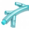 Entdecke das robuste Spielzeug für Hunde – der perfekte Begleiter für spielerische Stunden! Der kleine, türkisfarbene Stick mit leckerem Hühnchenduft misst ca. 23 cm und bietet deinem Hund ein einzigartiges Kauerlebnis. Die Zeus DUO Kauspielzeuge bestehen aus langlebigen, ungiftigen Materialien und kombinieren einen festen Nylonkern mit einer weichen, widerstandsfähigen Außenschicht aus TPR. Dadurch wird destruktivem Kauverhalten effektiv entgegengewirkt. Mit 8 lustigen und stimulierenden Designs in verschiedenen Formen und Oberflächenstrukturen ist für jeden Hund etwas dabei. Die DUO Sticks eignen sich hervorragend für Apportierspiele und bieten gleichzeitig eine beruhigende Beschäftigung für zu Hause. Erlebe die langanhaltenden Düfte von köstlichem Speck, Hühnchen, Kokosnuss und Minze, die das Interesse deines Hundes wecken und ihn stundenlang beschäftigen. Die kleinen Öffnungen in der Außenschicht sorgen dafür, dass der Duft intensiv wahrgenommen wird. Hol dir jetzt das beste Spielzeug für deinen Hund!" **Keywords:** robustes Spielzeug für Hunde, langlebige Materialien, ungiftig, Kauspielzeug, Apportierspiele, stimulierende Designs, langanhaltende Düfte.
