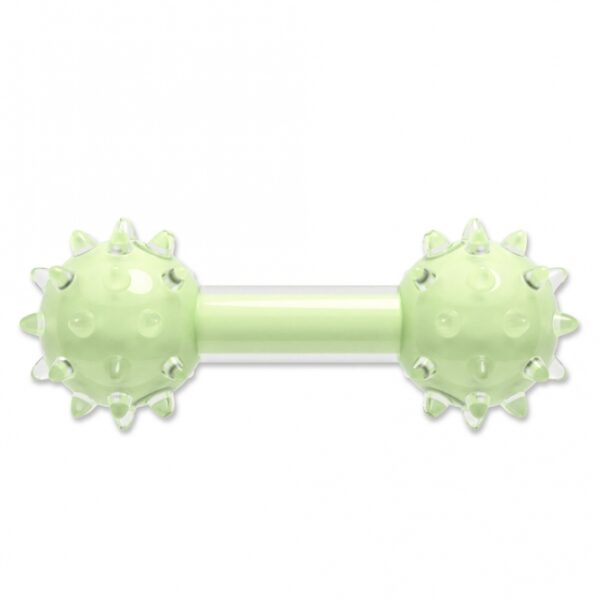 Entdecke das robuste Spielzeug für Hunde – die perfekte Hantel mit Noppen, die in einem frischen Grün erstrahlt und nach leckerer Minze duftet. Mit einer Größe von ca. 18 cm ist dieses Kauspielzeug ideal für Hunde aller Größen. Die Zeus DUO Kauspielzeuge bestehen aus hochwertigen, langlebigen und ungiftigen Materialien, die deinem Hund ein unvergleichliches Kauerlebnis bieten. Der stabile Nylonkern wird von einer weichen, widerstandsfähigen TPR-Außenschicht umhüllt, die das destruktive Kauverhalten effektiv reduziert. Mit 8 lustigen und stimulierenden Designs findest du garantiert das passende Spielzeug für die Persönlichkeit deines Hundes. Die DUO Sticks sind perfekt für Apportierspiele, während andere Modelle beschwert sind, um deinem Hund eine ruhige Beschäftigung zu bieten. Genieße die langanhaltenden Düfte von köstlichem Speck, Hühnchen, Kokosnuss und Minze, die das Interesse deines Hundes wecken und ihn stundenlang beschäftigen. Dank der winzigen Öffnungen in der Außenschicht kann der verlockende Duft durchdringen und sorgt für noch mehr Spielspaß!