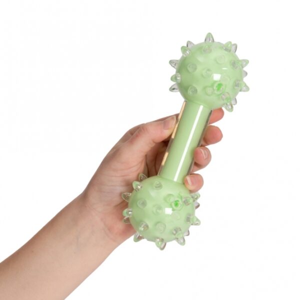 Entdecke das robuste Spielzeug für Hunde – die perfekte Hantel mit Noppen, die in einem frischen Grün erstrahlt und nach leckerer Minze duftet. Mit einer Größe von ca. 18 cm ist dieses Kauspielzeug ideal für Hunde aller Größen. Die Zeus DUO Kauspielzeuge bestehen aus hochwertigen, langlebigen und ungiftigen Materialien, die deinem Hund ein unvergleichliches Kauerlebnis bieten. Der stabile Nylonkern wird von einer weichen, widerstandsfähigen TPR-Außenschicht umhüllt, die das destruktive Kauverhalten effektiv reduziert. Mit 8 lustigen und stimulierenden Designs findest du garantiert das passende Spielzeug für die Persönlichkeit deines Hundes. Die DUO Sticks sind perfekt für Apportierspiele, während andere Modelle beschwert sind, um deinem Hund eine ruhige Beschäftigung zu bieten. Genieße die langanhaltenden Düfte von köstlichem Speck, Hühnchen, Kokosnuss und Minze, die das Interesse deines Hundes wecken und ihn stundenlang beschäftigen. Dank der winzigen Öffnungen in der Außenschicht kann der verlockende Duft durchdringen und sorgt für noch mehr Spielspaß!