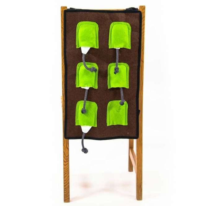 Entdecken Sie die innovative Action-Schnüffelmatte, die speziell für Hunde entwickelt wurde, die herkömmliche Schnüffelmatten als zu langweilig empfinden. Diese hochwertige Schnüffelmatte bietet spannende Herausforderungen und lässt sich flexibel im Schwierigkeitsgrad anpassen. Mit einer Größe von ca. 60 x 36 cm ist die Matte mit 6 großen Filztaschen und 6 Greifkordeln ausgestattet, die mit einem Leckerlituch versehen sind. Füllen Sie zunächst Leckerlis oder Trockenfutter in die Filztaschen und steigern Sie den Spaß, indem Sie die Leckerlis in die Leckerlitücher einwickeln. Ihr Hund wird begeistert sein, die versteckten Leckerlis zu erschnüffeln und sie mit Geschicklichkeit herauszuziehen. Die Action-Schnüffelmatte kann sowohl auf dem Boden platziert als auch mit den praktischen Gurten beispielsweise an einer Stuhllehne befestigt werden. Variieren Sie den Schwierigkeitsgrad, indem Sie die Matte mit den Öffnungen nach unten oder oben aufhängen. Diese vielseitige und waschbare Schnüffelmatte in Braun-Grün-Weiß ist der perfekte Spielspaß für Ihren Hund!