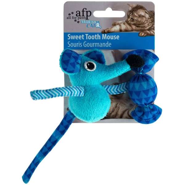 Diese lustige Spielzeugmaus bringt ein süßes Bonbon mit und sorgt so für langanhaltenden Spielspaß für Ihre Katze. Die Produkte der beliebten Modern Cat Serie sind in vier auffälligen Farben erhältlich: Pink, Blau, Orange und Grün. Jede Maus ist mit einer Rassel ausgestattet, die zusätzlich für Unterhaltung sorgt. Mit einer Größe von etwa 8 cm für die Maus und 6 x 3 cm für das Bonbon ist dieses Spielzeug perfekt für Katzen jeden Alters geeignet. Bitte beachten Sie, dass die Farbwahl je nach Lagerbestand erfolgt. Holen Sie sich jetzt dieses hochwertige Katzenspielzeug für stundenlangen Spaß und Freude!