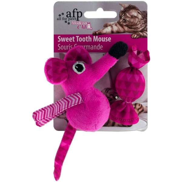 Diese lustige Spielzeugmaus bringt ein süßes Bonbon mit und sorgt so für langanhaltenden Spielspaß für Ihre Katze. Die Produkte der beliebten Modern Cat Serie sind in vier auffälligen Farben erhältlich: Pink, Blau, Orange und Grün. Jede Maus ist mit einer Rassel ausgestattet, die zusätzlich für Unterhaltung sorgt. Mit einer Größe von etwa 8 cm für die Maus und 6 x 3 cm für das Bonbon ist dieses Spielzeug perfekt für Katzen jeden Alters geeignet. Bitte beachten Sie, dass die Farbwahl je nach Lagerbestand erfolgt. Holen Sie sich jetzt dieses hochwertige Katzenspielzeug für stundenlangen Spaß und Freude!