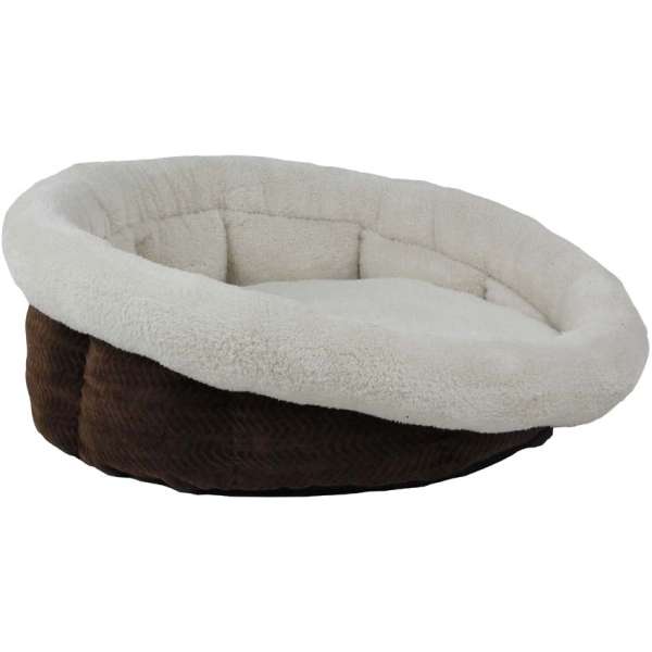 Entdecken Sie das perfekte Hunde- und Katzenbett, das durch sein zeitloses Fischgrät-Design und die extra kuschelige Liegefläche in Lammfelloptik besticht. Mit einem extra hohen Rand bietet dieses Bettchen einen idealen Rückzugsort für Ihren vierbeinigen Freund und vermittelt ein Gefühl von Geborgenheit und Sicherheit. Die schlichte, aber elegante Farbgebung fügt sich harmonisch in jede Wohnung ein und sorgt für einen stilvollen Akzent. Zudem garantieren die Gumminoppen an der Unterseite des Betts, dass es auf glatten Oberflächen nicht verrutscht – für mehr Stabilität und Sicherheit. Mit einer Liegefläche von 45 x 45 cm und einer Höhe von 20 cm ist dieses hochwertige Bettchen die beste Wahl für Komfort und Entspannung Ihrer Haustiere. Gesamtabmessungen: ca. 50 x 55 cm (L x B). Gönnen Sie Ihrem Liebling den Rückzugsort, den er verdient!