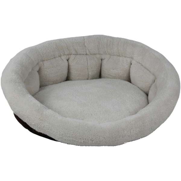 Entdecken Sie das perfekte Hunde- und Katzenbett, das durch sein zeitloses Fischgrät-Design und die extra kuschelige Liegefläche in Lammfelloptik besticht. Mit einem extra hohen Rand bietet dieses Bettchen einen idealen Rückzugsort für Ihren vierbeinigen Freund und vermittelt ein Gefühl von Geborgenheit und Sicherheit. Die schlichte, aber elegante Farbgebung fügt sich harmonisch in jede Wohnung ein und sorgt für einen stilvollen Akzent. Zudem garantieren die Gumminoppen an der Unterseite des Betts, dass es auf glatten Oberflächen nicht verrutscht – für mehr Stabilität und Sicherheit. Mit einer Liegefläche von 45 x 45 cm und einer Höhe von 20 cm ist dieses hochwertige Bettchen die beste Wahl für Komfort und Entspannung Ihrer Haustiere. Gesamtabmessungen: ca. 50 x 55 cm (L x B). Gönnen Sie Ihrem Liebling den Rückzugsort, den er verdient!