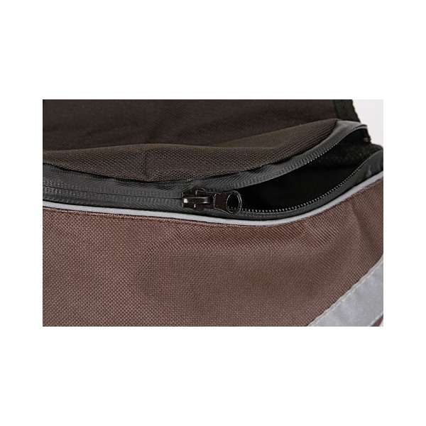 Dieser hochwertige Hunderucksack aus strapazierfähigem Nylon bietet optimalen Tragekomfort und einen sicheren Sitz für Ihren Vierbeiner. Die Innenseite besteht aus atmungsaktivem, weichem Mesh-Material, das für ein angenehmes Tragegefühl sorgt, selbst bei längeren Ausflügen. Mit den stufenlos verstellbaren Bauch- und Brustgurten lässt sich der Rucksack individuell anpassen und garantiert so einen perfekten Sitz. Zusätzliche Funktionen wie zwei Reißverschlusstaschen mit wasserdichten Reißverschlüssen, ein praktischer Haltegriff und reflektierende Streifen für bessere Sichtbarkeit machen diesen Rucksack zu einem idealen Begleiter für Abenteuer mit Ihrem Hund. Erhältlich in der eleganten Farbe Braun/Schwarz, passt er perfekt für einen Bauchumfang von 80 bis 90 cm. Entdecken Sie jetzt den besten Hunderucksack für aktive Hundebesitzer!