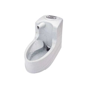 Entdecken Sie die Drinkwell Platinum Wassertränke – die ideale Lösung für immer frisches und gefiltertes Wasser für Ihr Haustier! Diese innovative Wassertränke wurde von Tierärzten entwickelt und fördert die Gesundheit Ihres Lieblings, indem sie die Harnsteinbildung und Harngries effektiv reduziert. Die sauerstoffreiche Wasserquelle animiert Ihr Tier dazu, mehr zu trinken und sorgt für eine optimale Hydration. Dank der nahezu geräuschlosen Untertauchpumpe genießen Sie eine ruhige Umgebung, während Ihr Haustier mit frischem Wasser versorgt wird. Die Wassertränke verfügt über einen praktischen Vorfilter, der Haare und große Partikel zurückhält, bevor sie den Motor erreichen. Ein großer Kohlefilter entfernt unerwünschte Geschmacks- und Geruchsstoffe, sodass Ihr Haustier auf die beste und interessanteste Weise trinken kann. Denken Sie daran, den Kohlefilter alle 2 bis 4 Wochen auszutauschen, um die Wasserqualität zu gewährleisten. Mit einem Verbrauch von nur ca. 2 Watt ist dieses 12 V Niederspannungssystem energieeffizient. Zusätzlich bietet die Wassertränke eine Wasserrutsche zur Vermeidung von Spritzern, eine einstellbare Wasserflussstärke und einen sicheren Klickverschluss für den Deckel. Sie ist sogar spülmaschinengeeignet, was die Reinigung zum Kinderspiel macht. Die kompakten Maße von 22 x 16 x 30 cm und ein Fassungsvermögen von 1,2 Litern machen diese Wassertränke zur perfekten Wahl für jedes Zuhause. Sorgen Sie für das Wohlbefinden Ihres Haustiers mit der Drinkwell Platinum Wassertränke – die beste Wahl für gesundes Trinken!