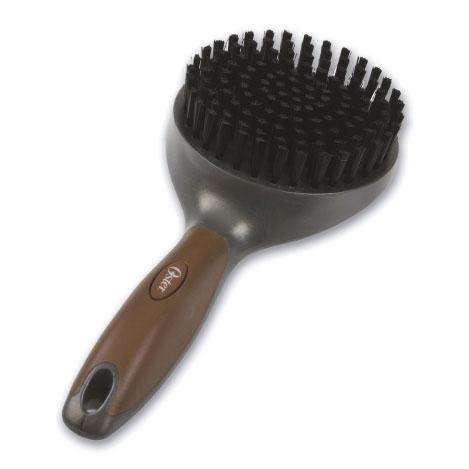 Entdecken Sie die neue Premium Pflegeserie von Oster Animal Care Products, die die Fellpflege für Haustiere revolutioniert. Diese hochwertige Serie setzt neue Standards in der Tierpflege und bietet erstklassige Verarbeitung sowie ein ergonomisches, innovatives und einzigartiges Design, das Haustierbesitzer begeistern wird. Die Oster Premium Bürste mit Borsten ist das perfekte Werkzeug zur sanften Entfernung von losem Fell und Schuppen, ideal für die tägliche Pflege Ihres geliebten Haustiers. Erhältlich in zwei Größen, eignet sich diese Bürste sowohl für kleine Hunde und Katzen als auch für größere Hunde. Gönnen Sie Ihrem Haustier die Premium-Qualität, die es verdient – für ein gesundes und glänzendes Fell!