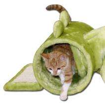 Der Plüschtunnel CROCODILE ist das ideale Spielzeug für jede Katze und bietet alles, was das Herz eines Stubentigers begehrt. Mit einem aufregenden Rascheleffekt sorgt dieser Tunnel für garantierten Spielspaß und regt die Neugier Ihrer Katze an. Zusätzlich bietet der Tunnel eine perfekte Versteckmöglichkeit und ein integriertes Kratzbrett, damit Ihre Katze ihre Krallen schärfen kann. Mit einer großzügigen Länge von 140 cm und einem Innendurchmesser von ca. 19 cm ist der Plüschtunnel sowohl für kleine als auch für große Katzen geeignet. Investieren Sie in dieses hochwertige und günstige Katzenzubehör, das das Spielverhalten Ihrer Katze fördert und gleichzeitig für Unterhaltung sorgt!