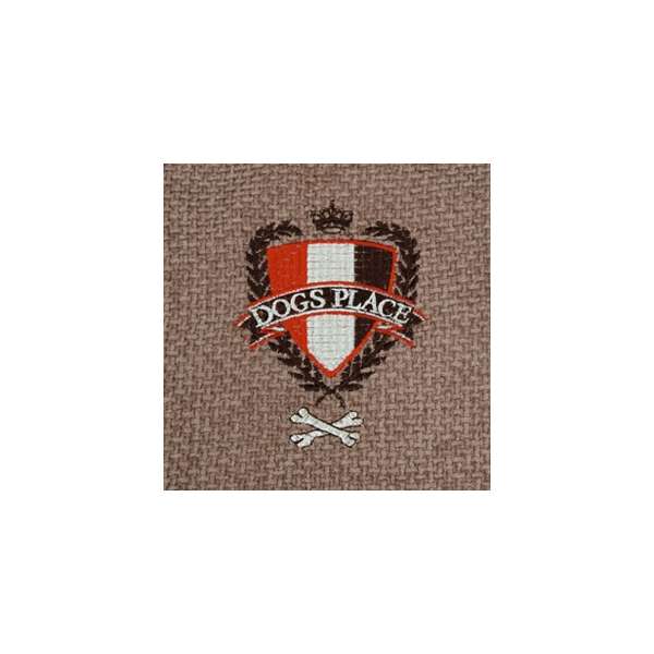 Erleben Sie königlichen Komfort mit dem hochwertigen Liegekissen Dog’s Place, das mit eleganten Stickereien verziert ist und an ein königliches Wappen erinnert. Dieses stilvolle Kissen fügt sich harmonisch in jedes Zimmer ein und überzeugt durch seine feine Verarbeitung, die die hohe Qualität von Dog’s Place unterstreicht. Die praktischen Gumminoppen an der Unterseite verhindern das Wegrutschen auf glatten Oberflächen, während das innovative Drei-Kammern-System eine optimale Anpassung an die Liegeposition Ihres Hundes ermöglicht und seine Gelenke schützt. Im Inneren sorgen Styroporperlen für eine hervorragende Isolation auf kaltem Boden. Der Bezug des Liegekissens ist bei 30°C waschbar, was die Pflege erleichtert. Farbe: elegant braun, Größe: ca. 90 x 60 cm – ideal für jeden Hund, der höchsten Komfort sucht!