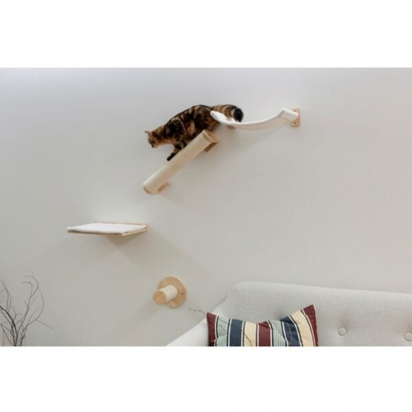 Entdecken Sie unser 4-teiliges Katzenbaum-Set, das speziell für die Bedürfnisse Ihrer Katze entwickelt wurde. Die Trittstufe mit Sisal hat eine Höhe von 15 cm und einen Durchmesser von 9 cm, ideal für das sichere Klettern Ihrer Katze. Das Liegebrett mit abnehmbarem Kissen misst 40 x 31 cm und bietet einen komfortablen Platz zum Entspannen. Die Sisalsäule als Rampe ist 50 cm hoch und hat ebenfalls einen Durchmesser von 9 cm, perfekt für das Kratzen und Spielen. Zudem verfügt der Katzenbaum über eine gemütliche Hängematte mit den Maßen 35 x 33 cm. Hergestellt aus hochwertigem Massivholz, ist dieser Katzenbaum nicht nur stabil, sondern auch zur Wandbefestigung geeignet. Mit der verklebten Sisaloberfläche an der Säule bietet er Ihrer Katze ein sicheres und langlebiges Spielerlebnis. Gönnen Sie Ihrer Katze den besten Platz zum Spielen und Entspannen!" **Keywords:** Katzenbaum, 4-teilig, Trittstufe, Sisal, Liegebrett, Hängematte, Massivholz, Wandbefestigung, Kratzen, Spielen.