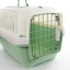 Entdecken Sie die ideale Transportbox für Katzen und kleine Hunde! Diese hochwertige Transportbox hat eine maximale Belastung von 15 kg und ist aus robustem Kunststoff mit stabilen Metalltüren gefertigt. Sie lässt sich sowohl vorne als auch oben öffnen, was den Zugang für Ihr Haustier erleichtert. Mit den praktischen Außenmaßen von 57 x 37 x 36 cm ist sie perfekt für Reisen und Ausflüge. Die ansprechende Kombination aus grün-pastell und weiß sorgt für eine moderne Optik, während die leicht zu reinigende Oberfläche hygienische Sauberkeit garantiert. Verleihen Sie Ihrer Box mit den beiliegenden Aufklebern eine persönliche Note und machen Sie sie zu einem stilvollen Begleiter für Ihr Tier. Wählen Sie die beste Transportbox für Ihr Haustier und genießen Sie stressfreie Reisen!